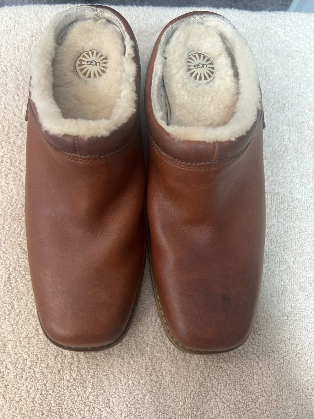 UGG Vintage SHOREHAM LEATHER MULES W/sheepskin lining . Size 5.5. Nice!!